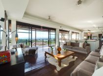 Villa Jamalu, Wohnzimmer mit Blick aufs Meer