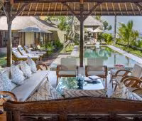 Villa Cemara, Wohnzimmer mit Blick aufs Meer