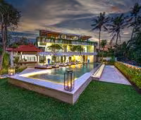 Villa Paletu, Villa en la noche