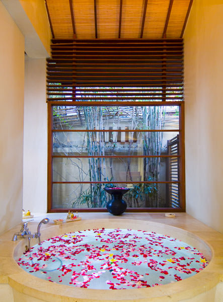 Bali Villa Maharaj Master bathroom tub